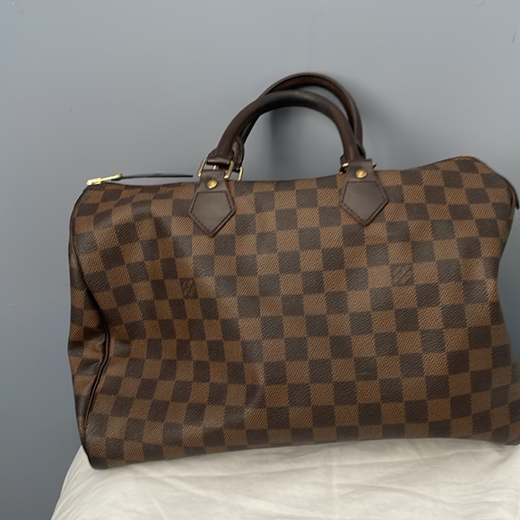 Louis Vuitton - Picture 2 of 3